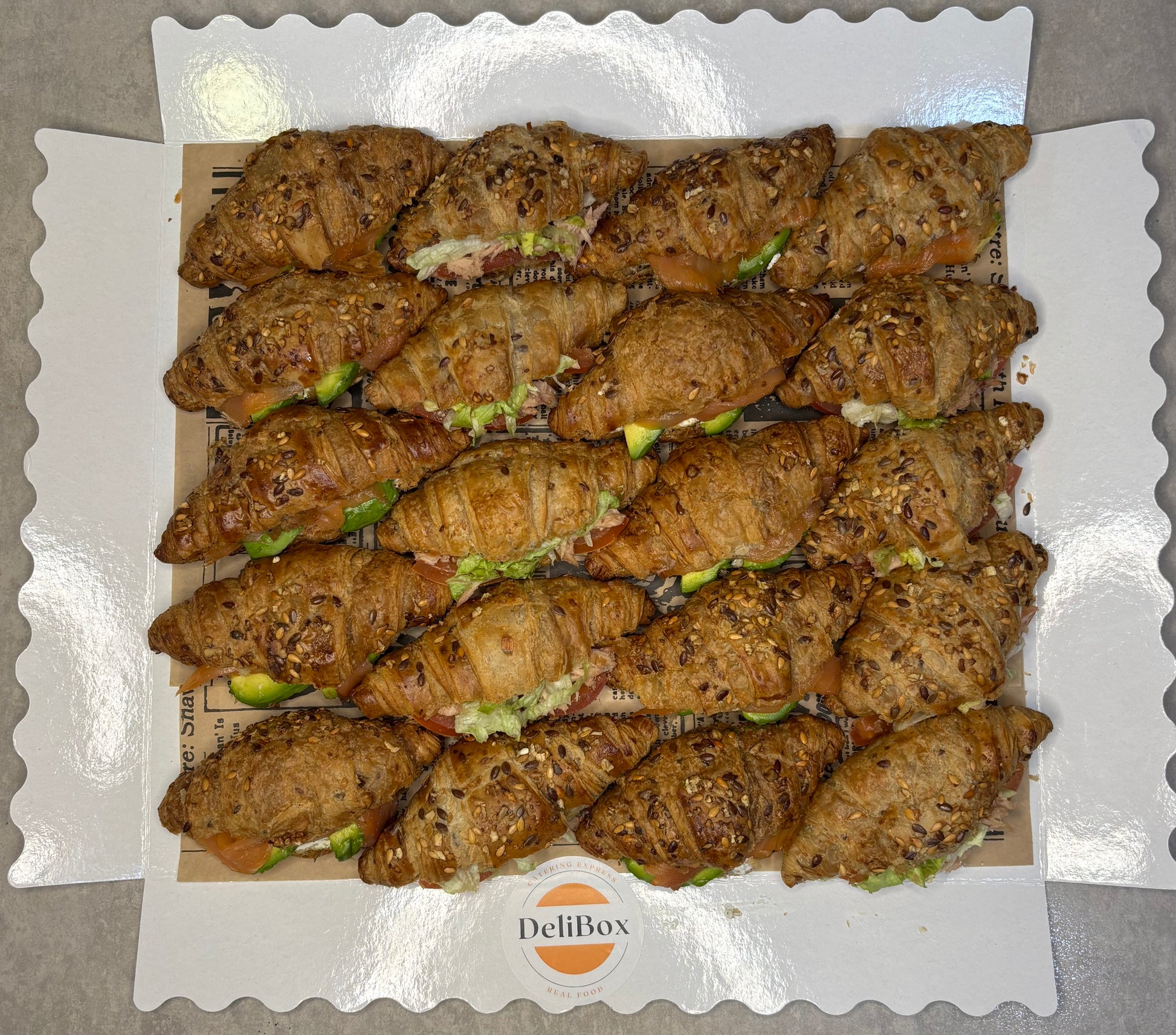 Croissants salados con salmón y aguacate para catering gourmet en Benidorm – Delibox