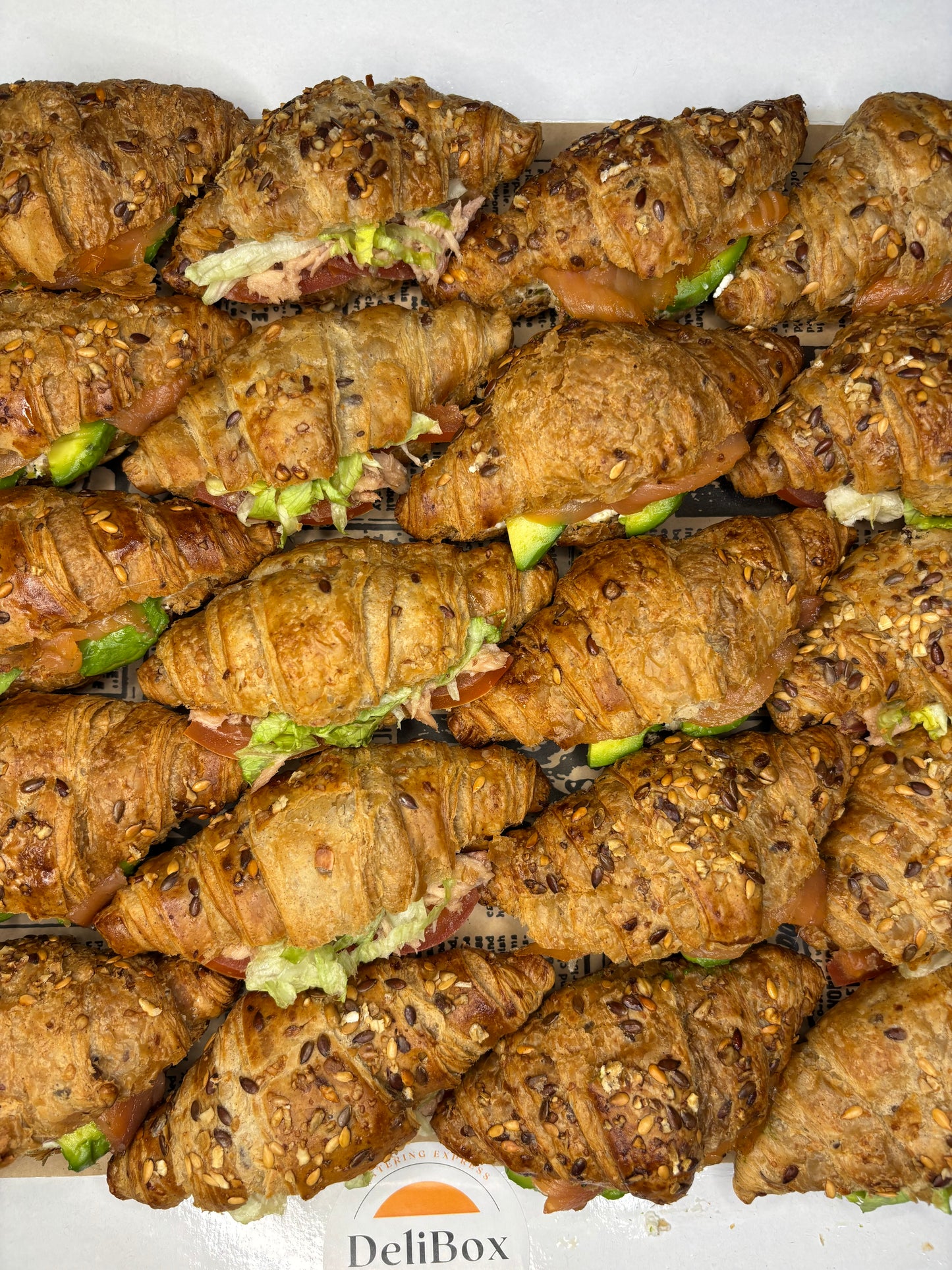 Croissants salados con salmón y aguacate para catering gourmet en Benidorm – Delibox