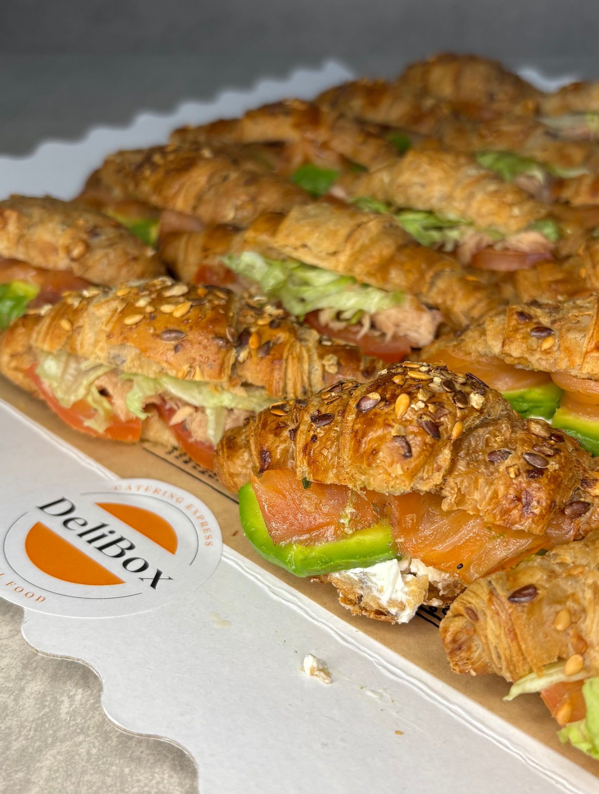 Croissants salados con salmón y aguacate para catering gourmet en Benidorm – Delibox