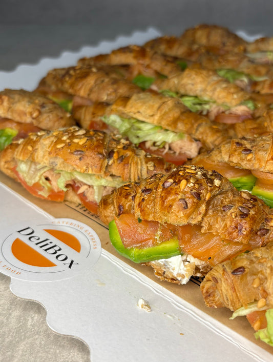 Croissants salados con salmón y aguacate para catering gourmet en Benidorm – Delibox