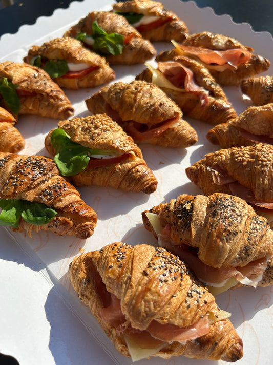 Mini croissants salados rellenos para catering gourmet en Benidorm – Delibox para empresas y eventos