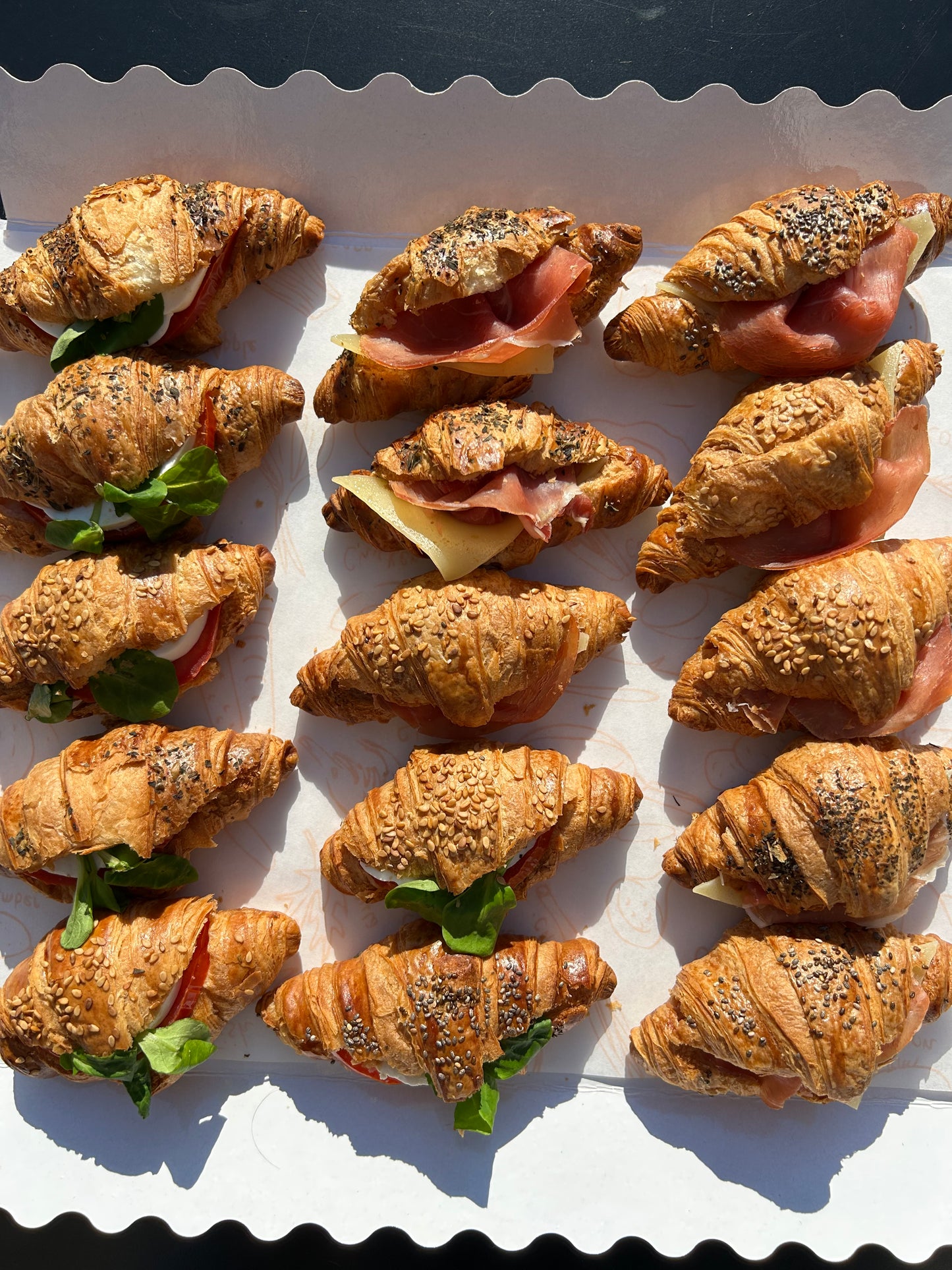 Mini croissants salados rellenos para catering gourmet en Benidorm – Delibox para empresas y eventos