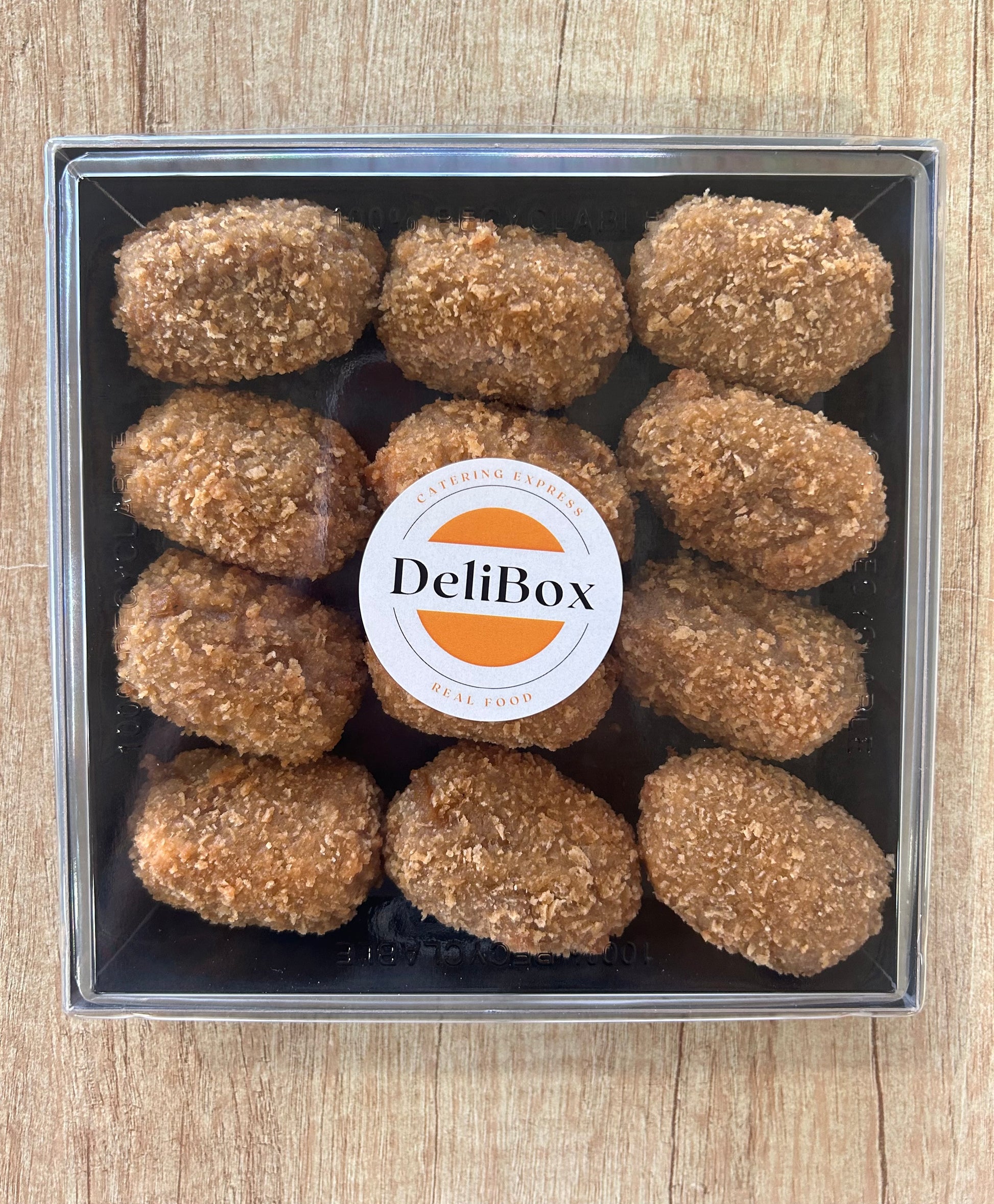 Croquetas artesanas para catering salado en Benidorm – bandeja Delibox para oficinas y eventos
