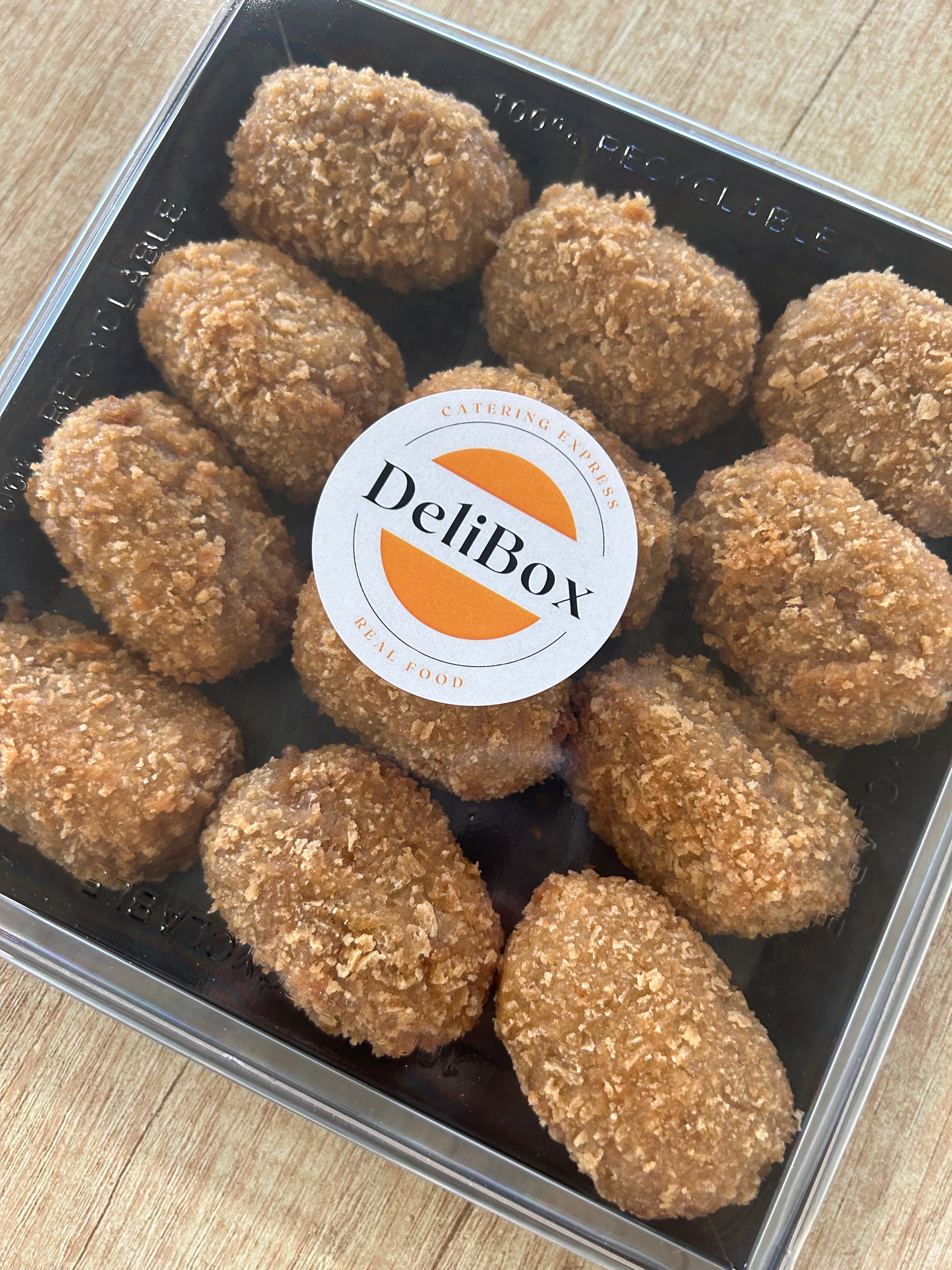 Croquetas artesanas para catering salado en Benidorm – bandeja Delibox para oficinas y eventos