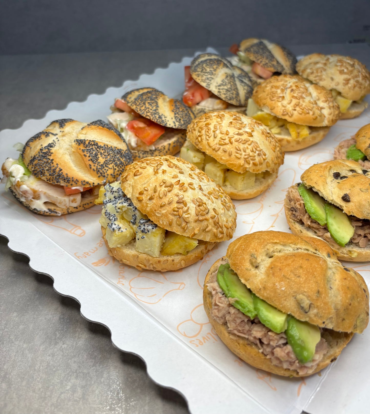Surtido de mini bocadillos salados para catering en Benidorm – Delibox para oficinas y eventos