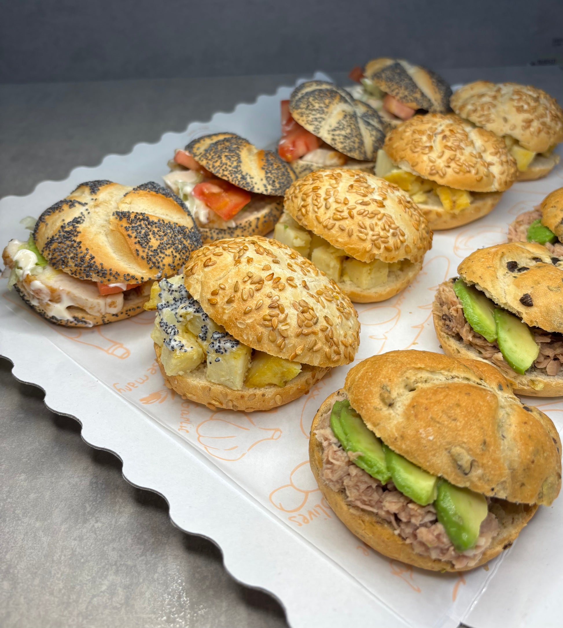 Surtido de mini bocadillos salados para catering en Benidorm – Delibox para oficinas y eventos
