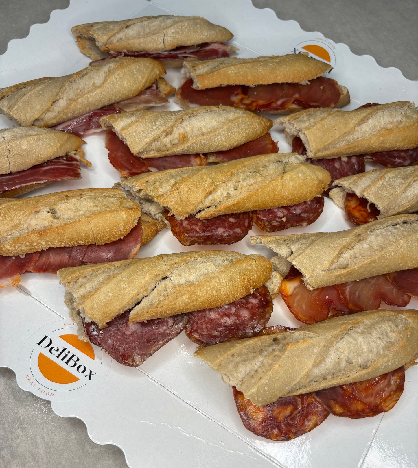 Bandeja de mini flautines ibericos para catering salado en Benidorm – Delibox