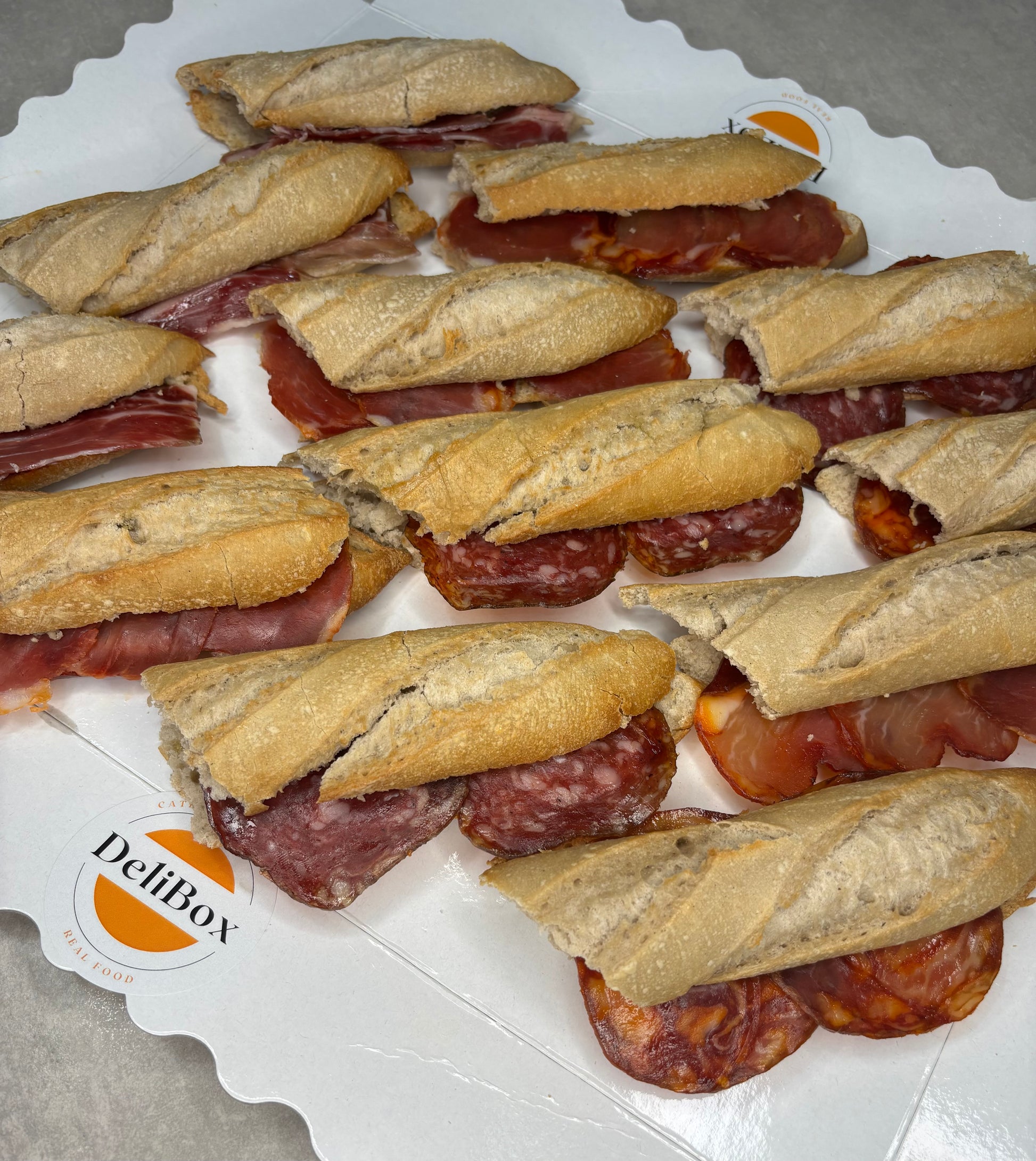 Bandeja de mini flautines ibericos para catering salado en Benidorm – Delibox