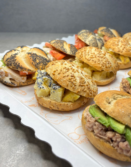Surtido de mini bocadillos salados para catering en Benidorm – Delibox para oficinas y eventos