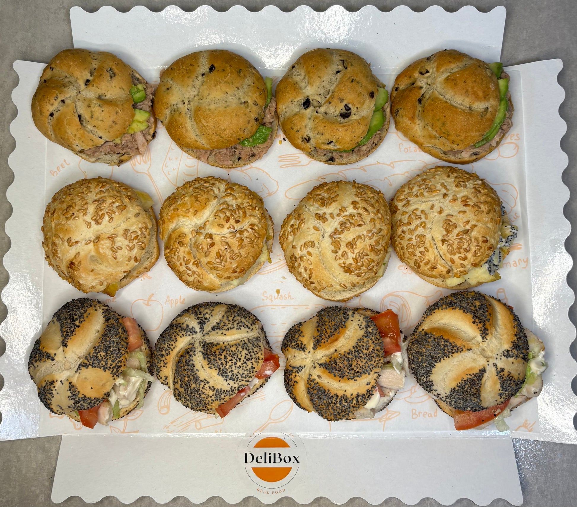 Surtido de mini bocadillos salados para catering en Benidorm – Delibox para oficinas y eventos