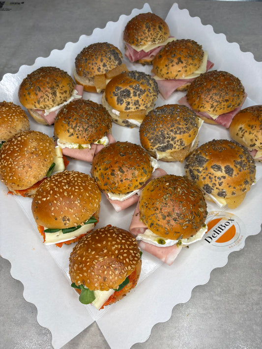Bandeja de mini bocadillos con pan de semillas para catering salado en Benidorm – Delibox para oficinas y eventos