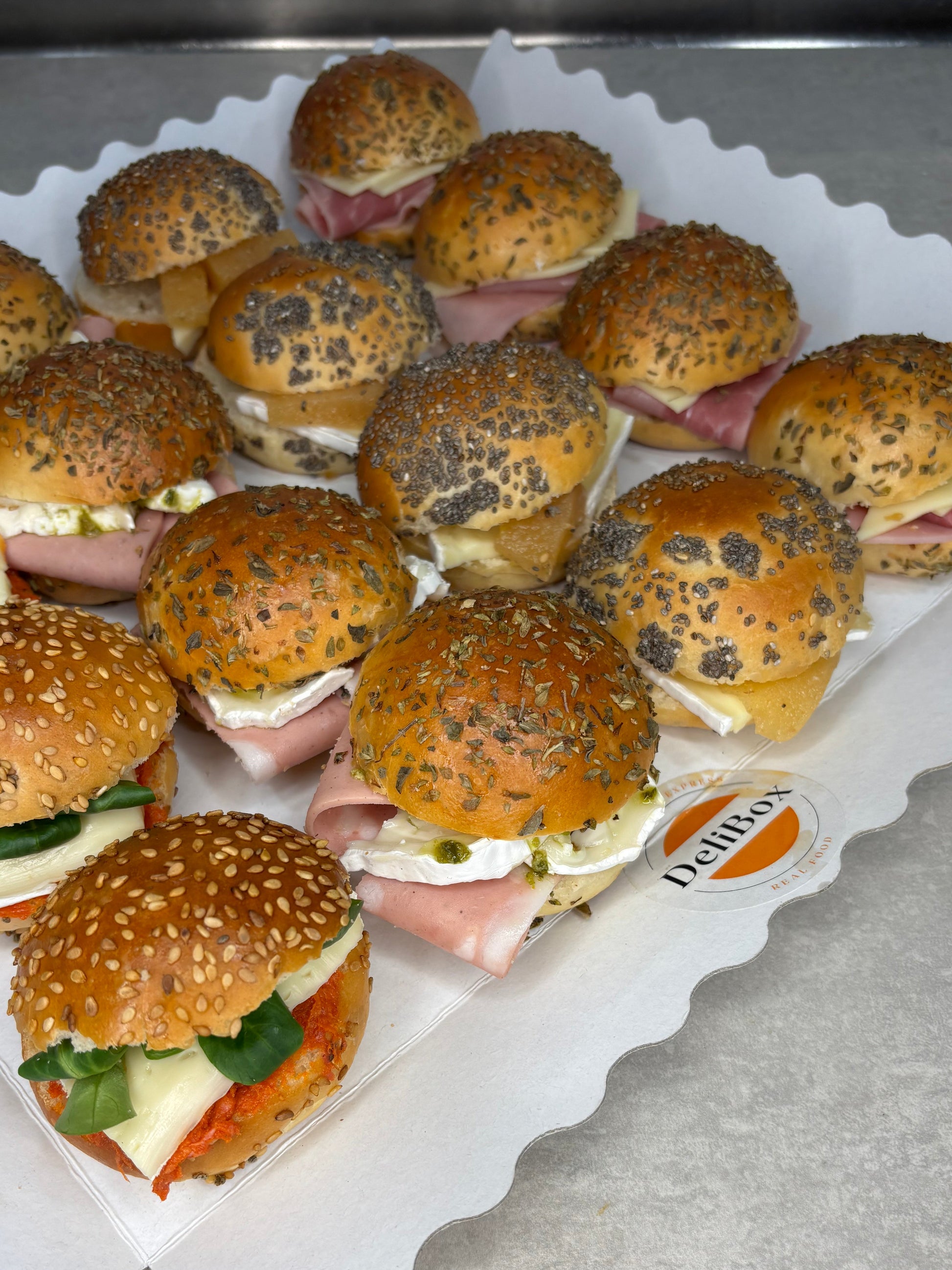 Bandeja de mini bocadillos con pan de semillas para catering salado en Benidorm – Delibox para oficinas y eventos
