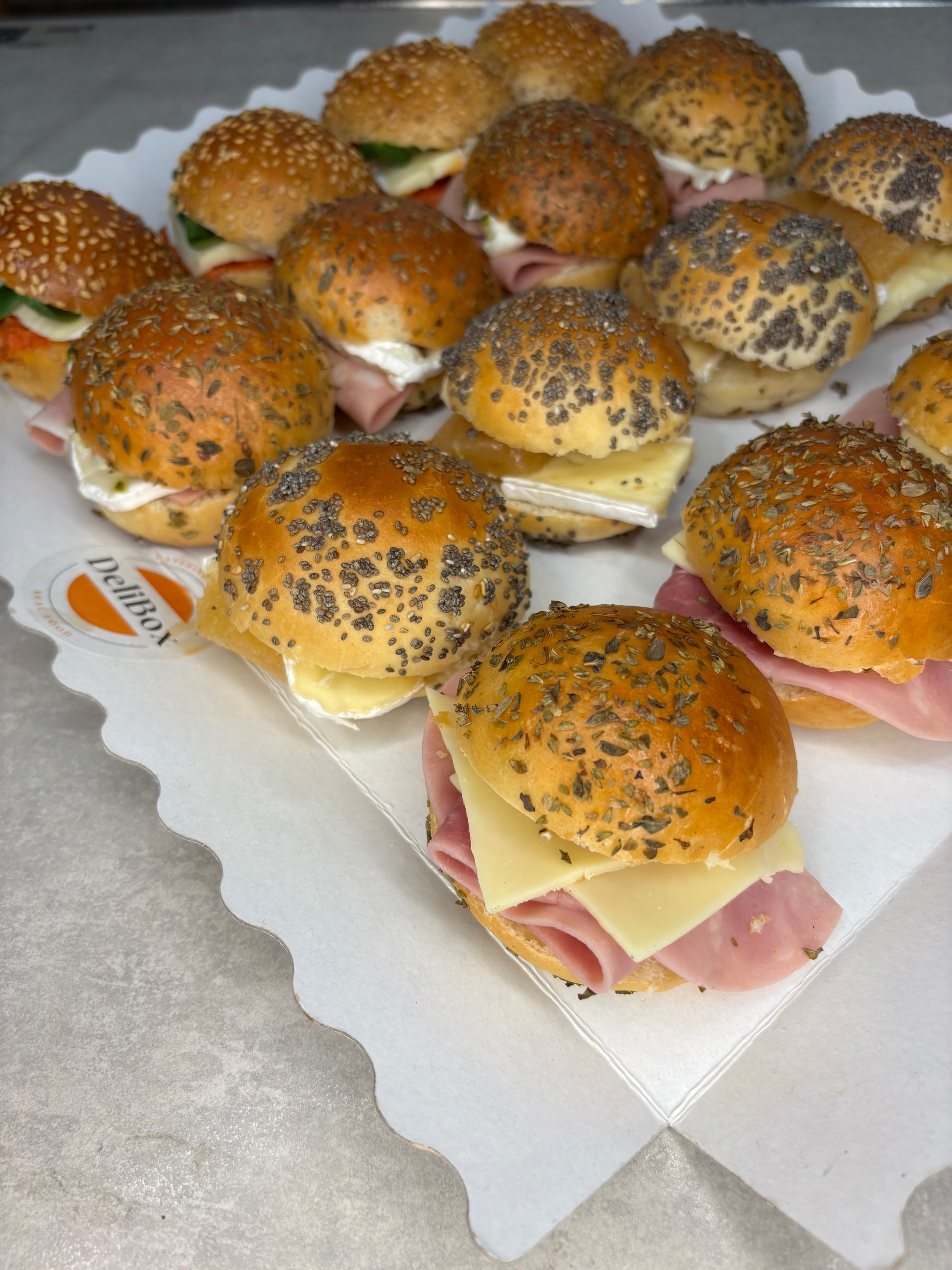 Bandeja de mini bocadillos con pan de semillas para catering salado en Benidorm – Delibox para oficinas y eventos